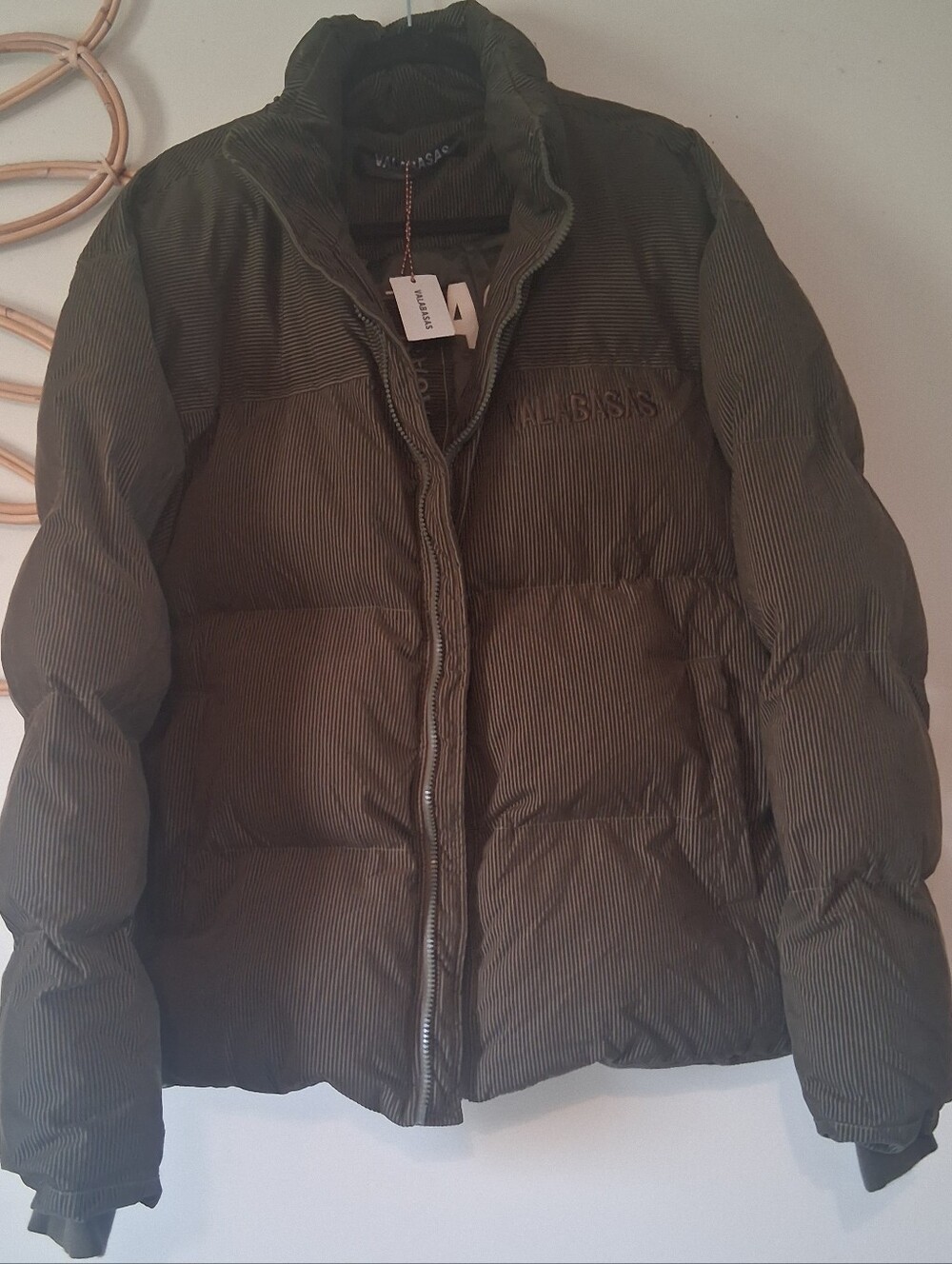 valabasas green corduroy jacket Puffer Jacket Size M/P2P 27